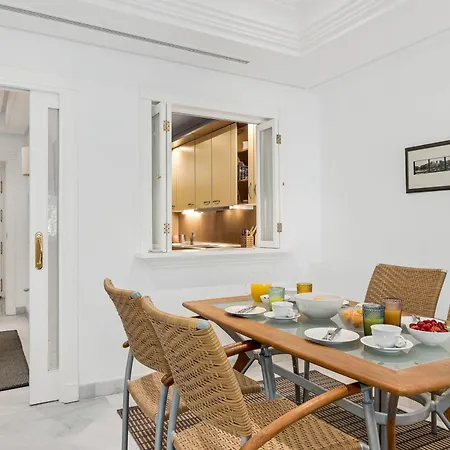 About Marina Mariola 马尔韦利亚