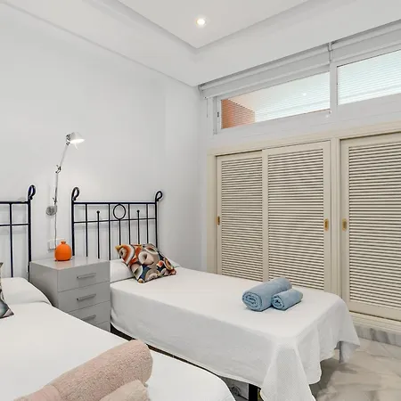 About Marina Mariola * 马尔韦利亚